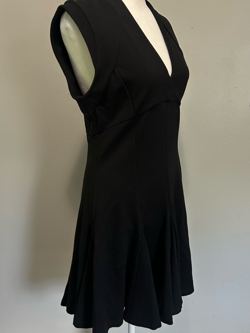 French Connection Black V-Neck Sleeveless Flare Dress Thick Stretch Cocktail 10 - Picture 4 of 8